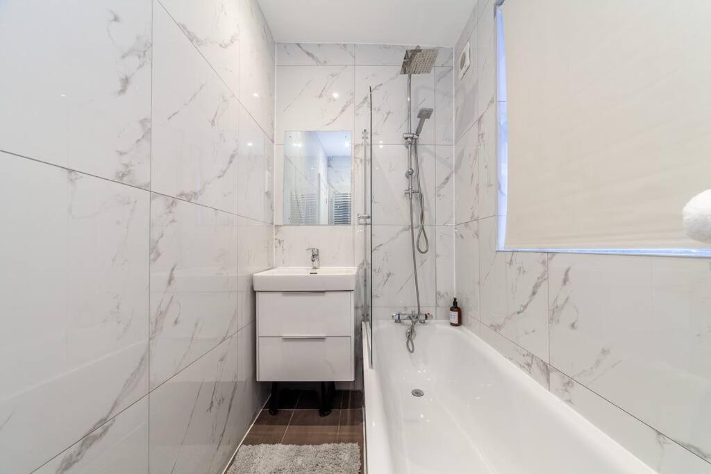 Sleek & Modern 2 Bd In - Sleeps 7 - Parking Londra