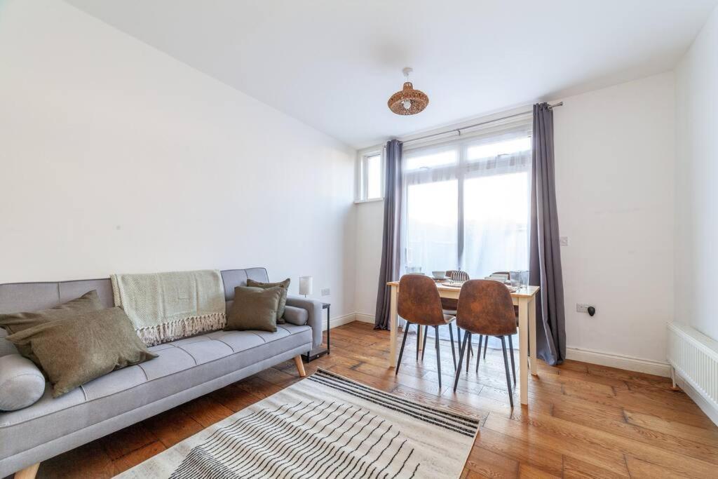 Sleek & Modern 2 Bd In - Sleeps 7 - Parking *