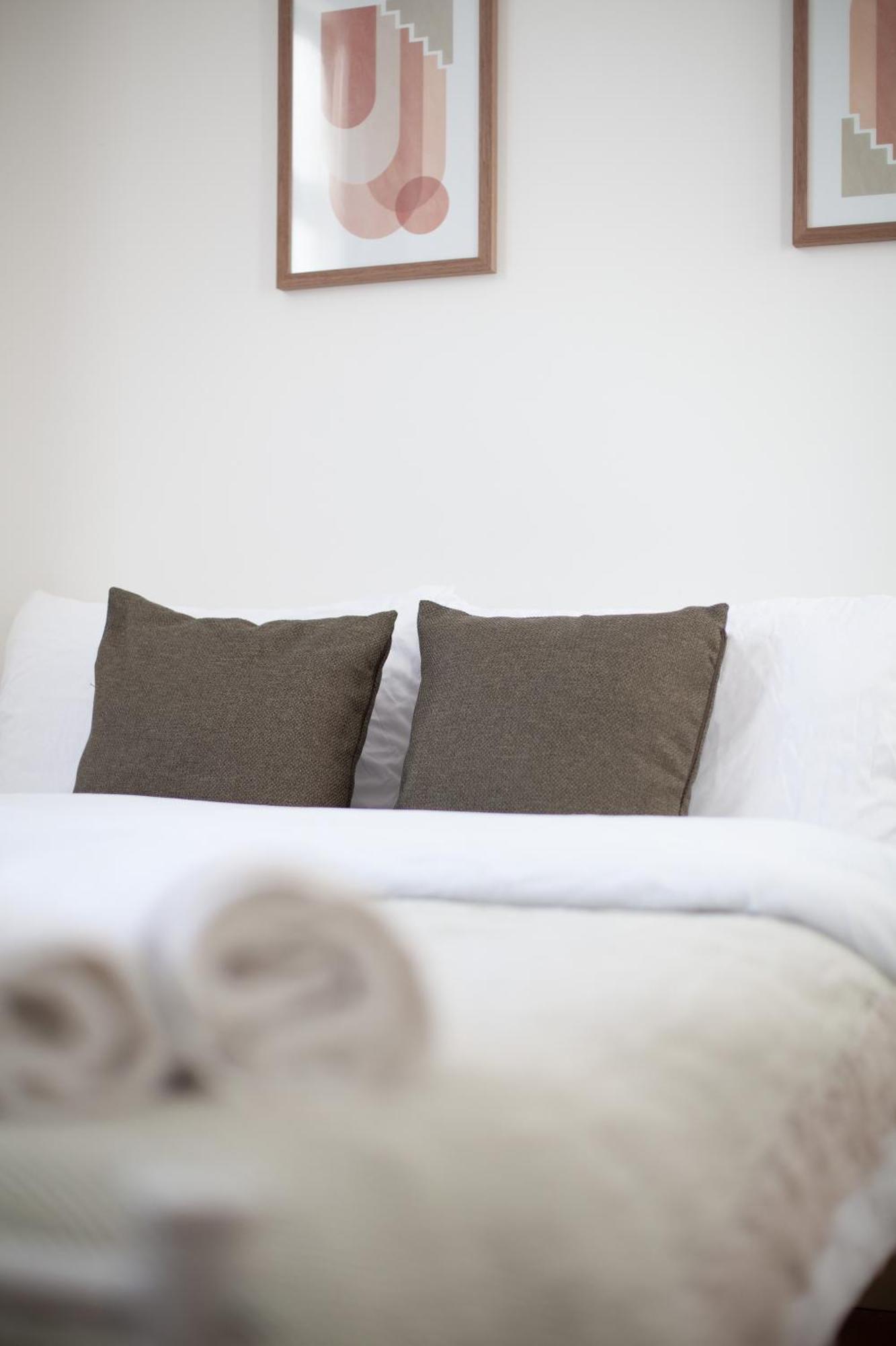 Sleek & Modern 2 Bd In - Sleeps 7 - Parking